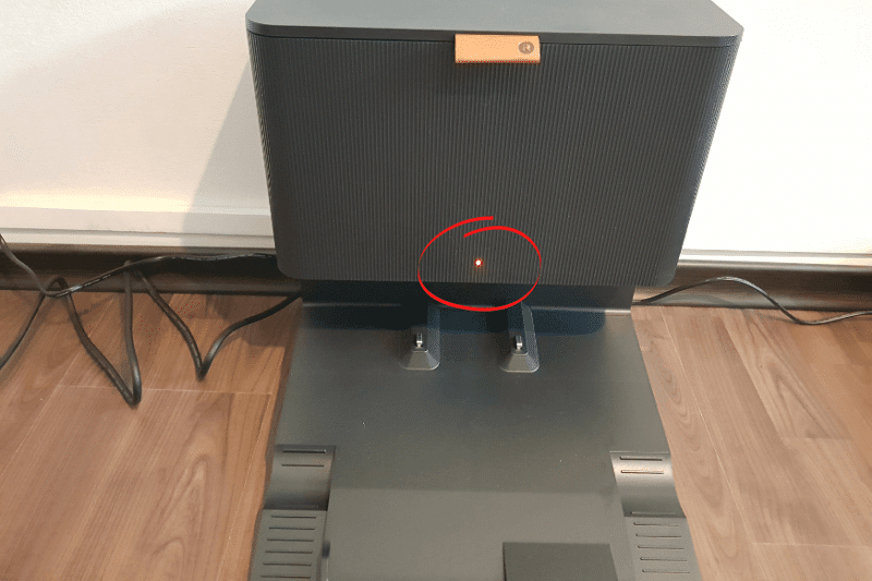 Eine LED Anzeige an der Clean Base des iRobot Roomba j7 leuchtet rot.